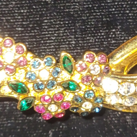VINTAGE NOLAN MILLER GOLD TONE FLORAL PAVE MULTICOLORED BOW CRYSTAL BROOCH - Picture 4 of 6